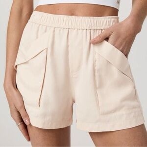 NWT Vuori Trestles Twill Short in Sand Dollar